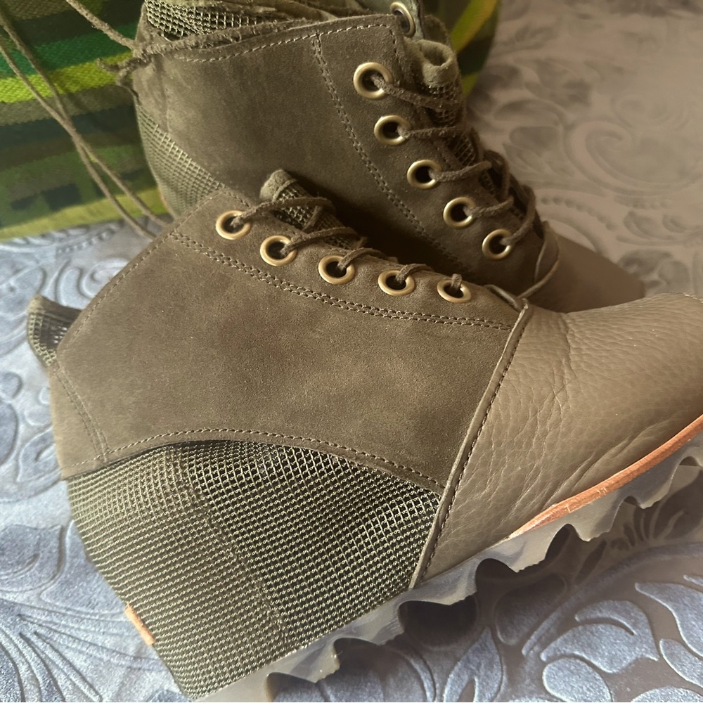 SOREL Leather Mesh Ankle Booties Size: 10